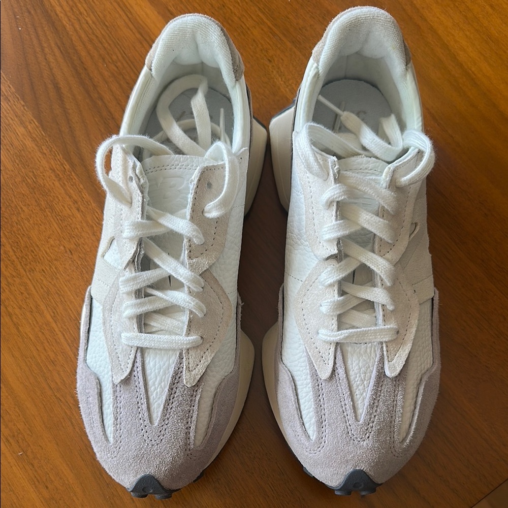 New Balance 327 White and Taupe Athletic Shoes. Size 8
Brand New